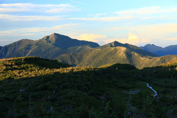南アルプス光岳 山頂直下光岳小屋から　夕陽に映える南アルプス南部の山々　上河内岳、茶臼岳