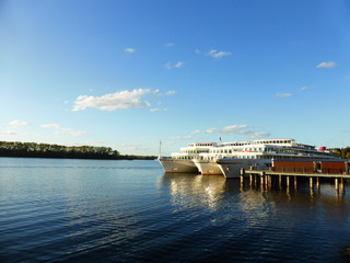 Fototapeta na wymiar Ships at the pier
