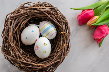 Easter decoration with nest, eggs and spring flowers