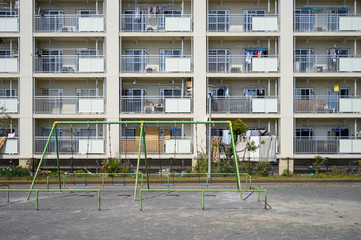 団地の公園のブランコ