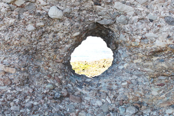 岩穴の先の景色