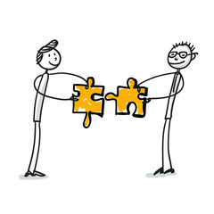 Zwei Männer zeigen mit Puzzleteilen Zusammenarbeit im Business