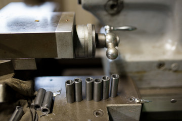 旋盤で部品加工