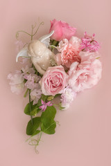 ピンクの花に囲まれた天使