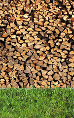 BOIS DE CHAUFFAGE EMPILÉ À L'EXTÉRIEUR