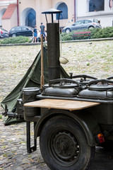 Wojskowy pojazd z zupą grochówką - obrazy, fototapety, plakaty