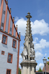 Fototapeta premium Brunnen am Rathaus in Hassfurt