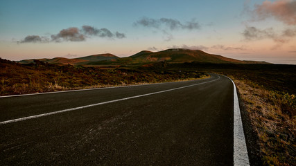 Straße in den Sonnenuntergang