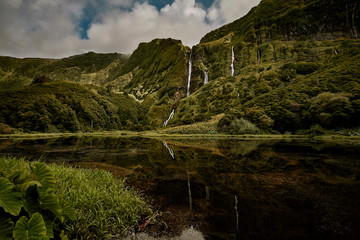 Fototapeta na wymiar Ein See mit Wasserfällen auf den Azoren.