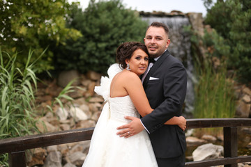 Naklejka premium Beautiful wedding couple posing outdoor