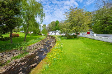 Idyllische Whiskeydestillerie im schottischen Hochland