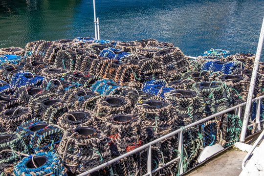 Douarnenez. Casiers empil&eacute;s sur arri&egrave;re d'un caseyeur. Finist&egrave;re. Bretagne