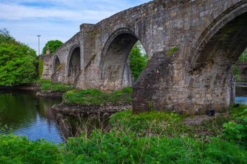 Fototapeta na wymiar Die alte Steinbrücke über die Forth in Stirling/Schottland