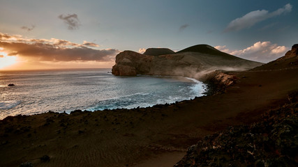 Sonnenuntergang an einer Küste auf den Azoren.