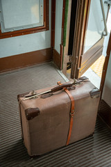 Vecchia valigia su treno d'epoca