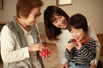 お小遣いをもらう男の子