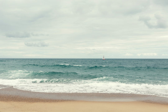 Segelboot am Horizont