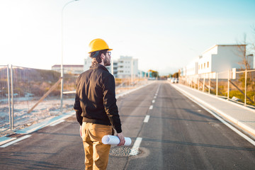 Giovanissimo ingegnere laureato in ingegneria edile e civile sta facendo delle diagnosi strutturali...