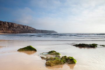 Playa de arena y piedras en Portugal