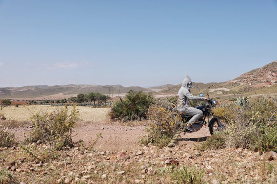 Hai f&auml;hrt auf Motorrad durch W&uuml;ste