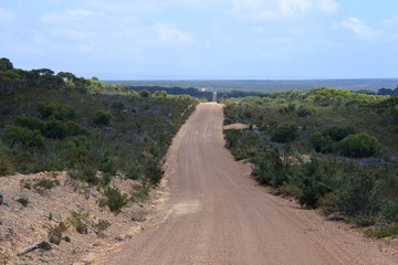 Bis zum Horizont nur Schotterpiste auf Kangaroo Island in Australien