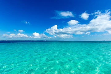 Fototapeta na wymiar Beautiful sky and blue sea . tropical beach