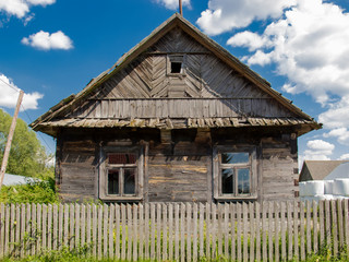 Fototapeta na wymiar very old abandoned house in Poland
