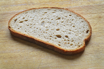 Scheibe Brot auf Holzbrett