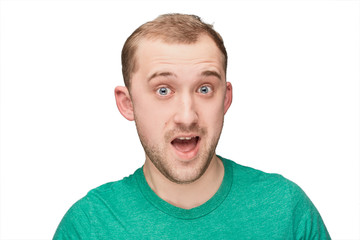 Obraz premium Pokazuje zabawny młody człowiek w zielonej koszuli