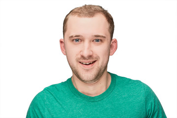 Obraz premium Zabawny młody człowiek w zielonej koszuli pokazuje szczęśliwy