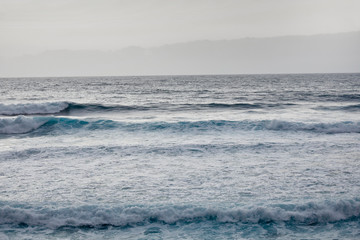 Wellen im Meer in Abendstimmung