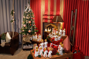 Weihnachtsdekoration mit Engeln und festlicher Stimmung