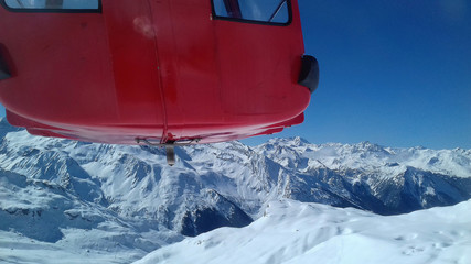 téléphérique rouge d'une station de ski, La Plagne, Savoie, Alpes, France