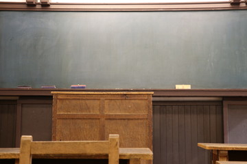 教壇と黒板