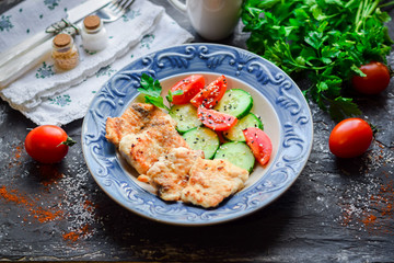  Fried pork with fresh cucumbers and tomatoes.