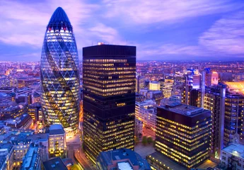Raamstickers Verhoogde weergave van het financiële district van Londen in de schemeringLondon, Engeland., Londen, Engeland. © conceptualmotion