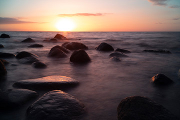 Sonnenuntergang am Steinstrand