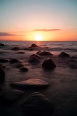 Sonnenuntergang am Steinstrand