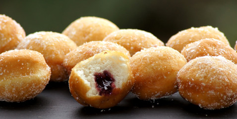 Berliner Pfannkuchen Krapfen mit Zucker