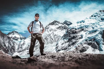 Papier Peint photo Everest Jubilant male hiker standing on a mountain summit