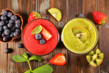 berry smoothie and kiwi smoothie