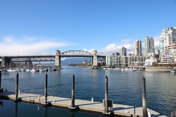Fototapeta na wymiar Immeuble et pont à Vancouver