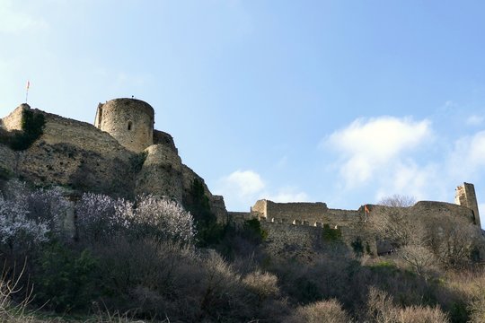 Remparts de la forteresse de Mornas pr&egrave;s d'Orange, Vaucluse, France