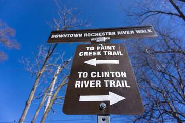 Obraz premium Paint creek trail and clinton river trail in downtown Rochester, MI