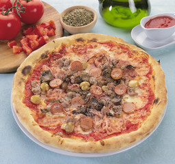 Pizza con funghi, wurstel e prosciutto cotto, prodotto  italiano