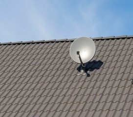 eine Sattelitenschüssel auf einem Dach
