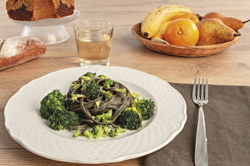 pasta al nero di seppia con broccoli da sopra piatto tondo altra vista