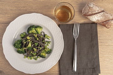 pasta al nero di seppia con broccoli dall'alto piatto tondo altra vista