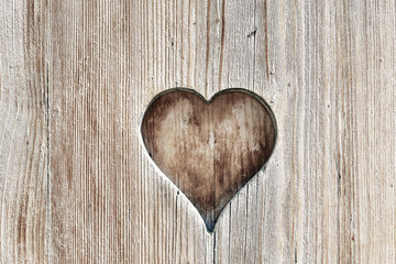 Holztür mit Herzausschnitt