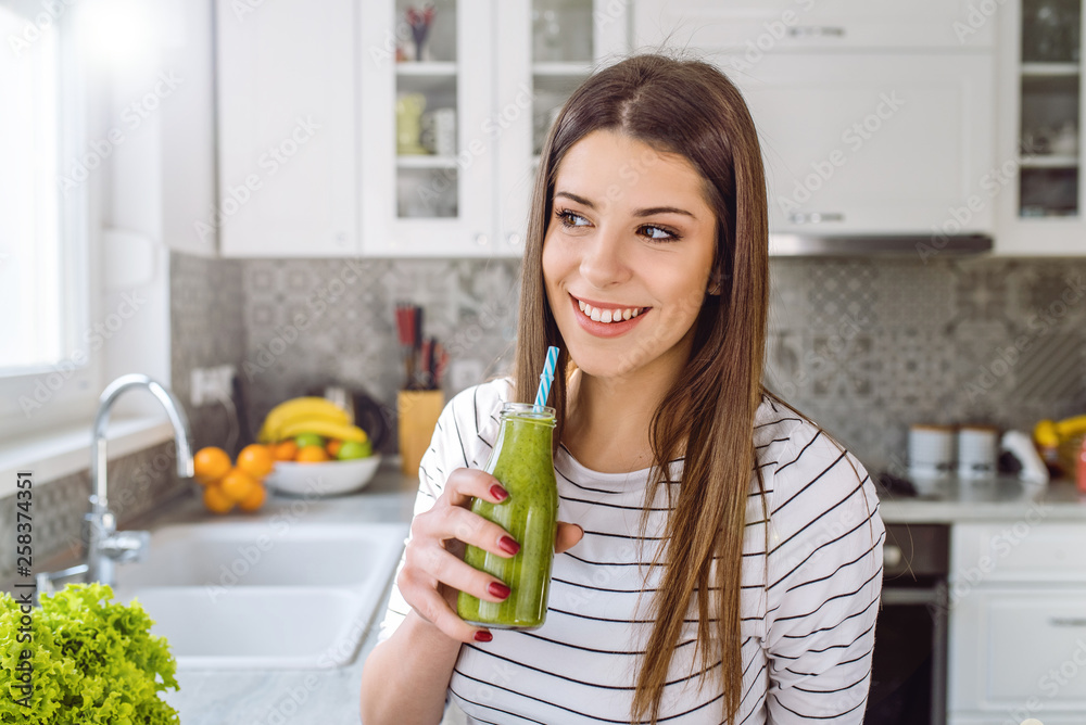 Wall mural Healthy Eating Woman Drinking Fresh Raw Green Detox Vegetable Juice.